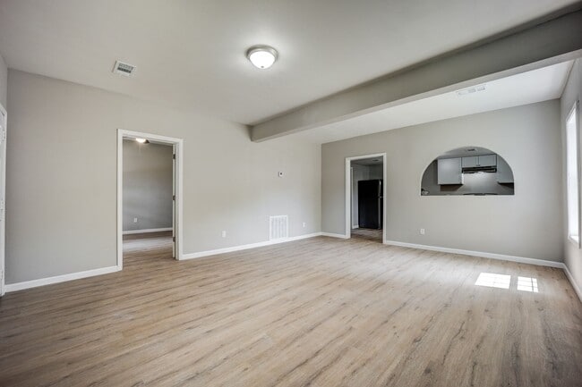 Building Photo - Freshly Updated 3 Bedroom House