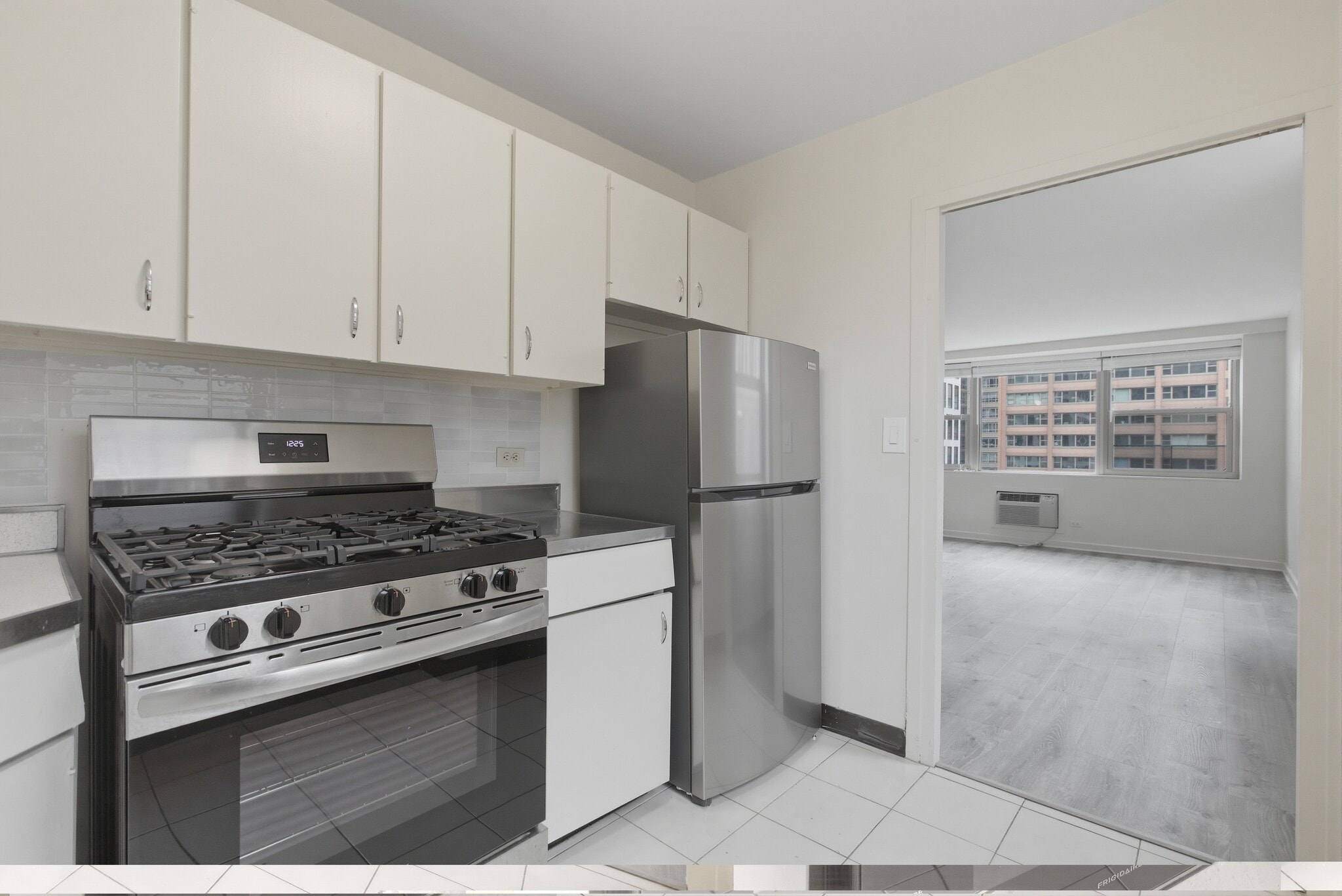 Building Photo - 253 E Delaware Pl