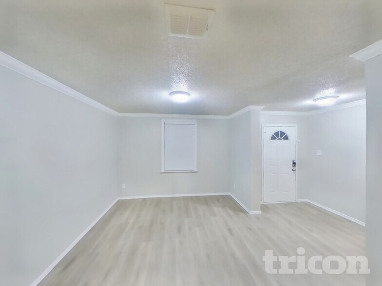 Building Photo - 3004 Double Oak Dr