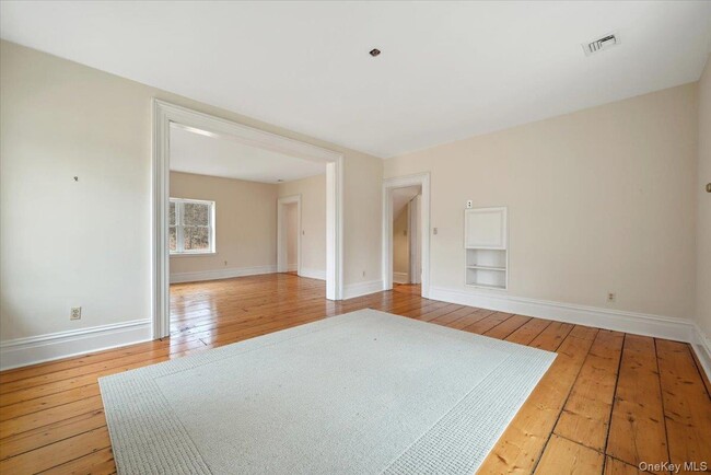 Building Photo - 948 Craigville Rd