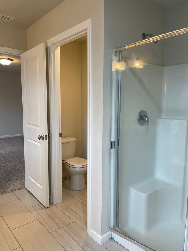 Building Photo - Beautiful 4 Bedroom 2.5 Bath Home Located ...
