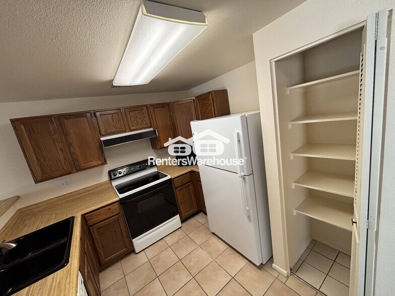 Building Photo - 2126 N Villas Ln