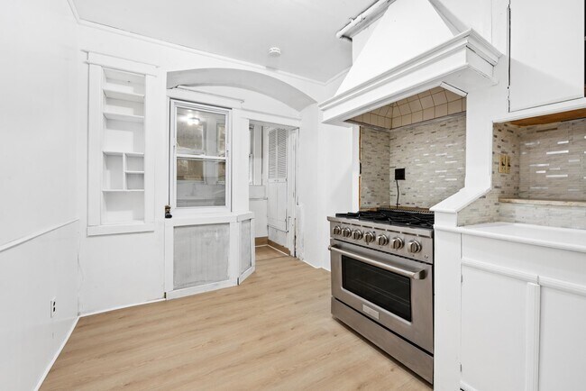 Building Photo - 319 5th St