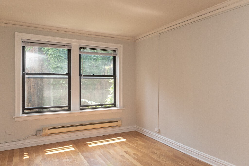 Building Photo - 533 W Roscoe St