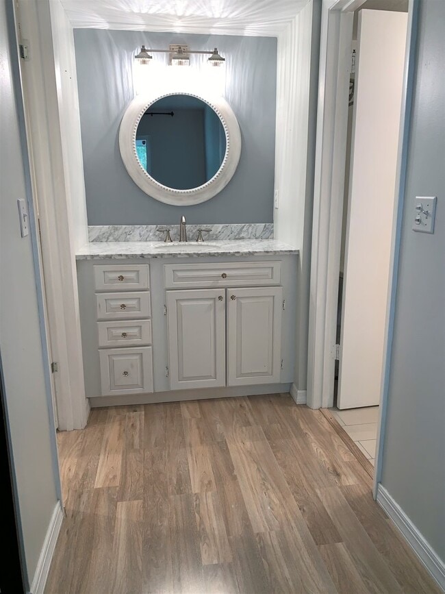 Building Photo - Updated Beautiful 2/2 Upstairs unit at The Village of Stuart