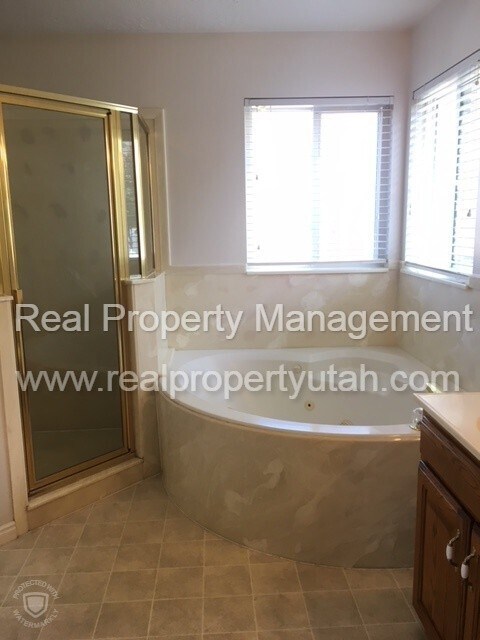 Building Photo - 5 Bedroom Home Centrally Located In Fruit ...