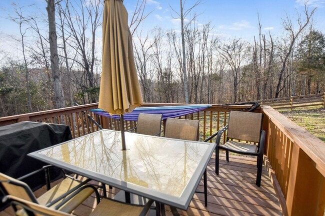 Building Photo - Pet Friendly Three Bedroom on Acre!