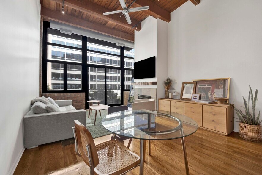 Primary Photo - 525 W Superior St