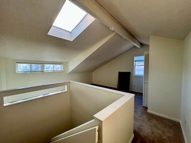Building Photo - SHORT TERM RENTAL! 3Br/2Ba Condo in the Heart of Boulder