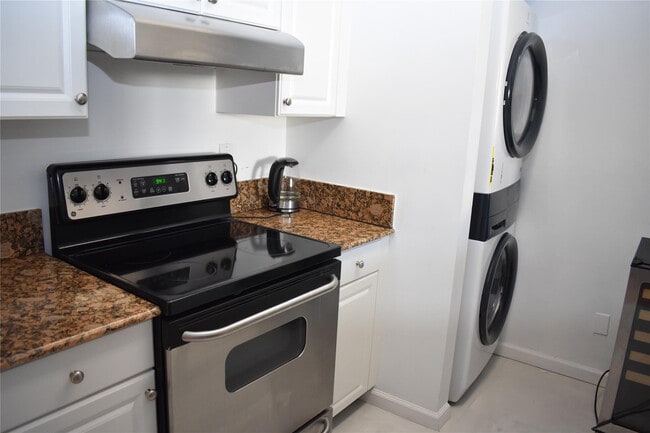 Building Photo - 1350 SE 3rd Ave