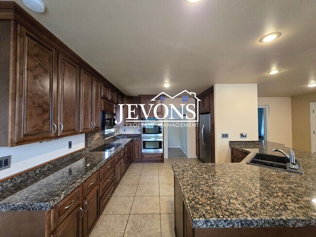 Building Photo - Move-in special: $500 off your first month’s rent. Cozy 4-bedroom home with a fully equipped kitc...