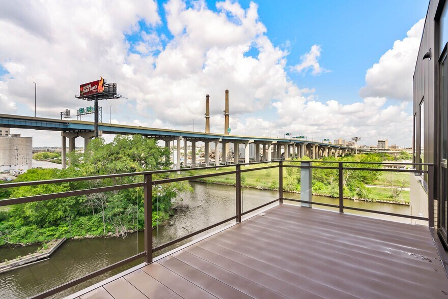 Building Photo - 777 W Freshwater Way