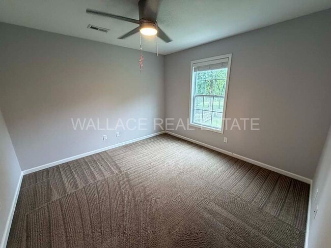 Building Photo - FANTASTIC 3 BEDROOM, 2.5 BATHROOM HOME IN S. KNOXVILLE!!
