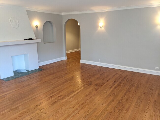 Building Photo - 7447 N Hoyne Ave