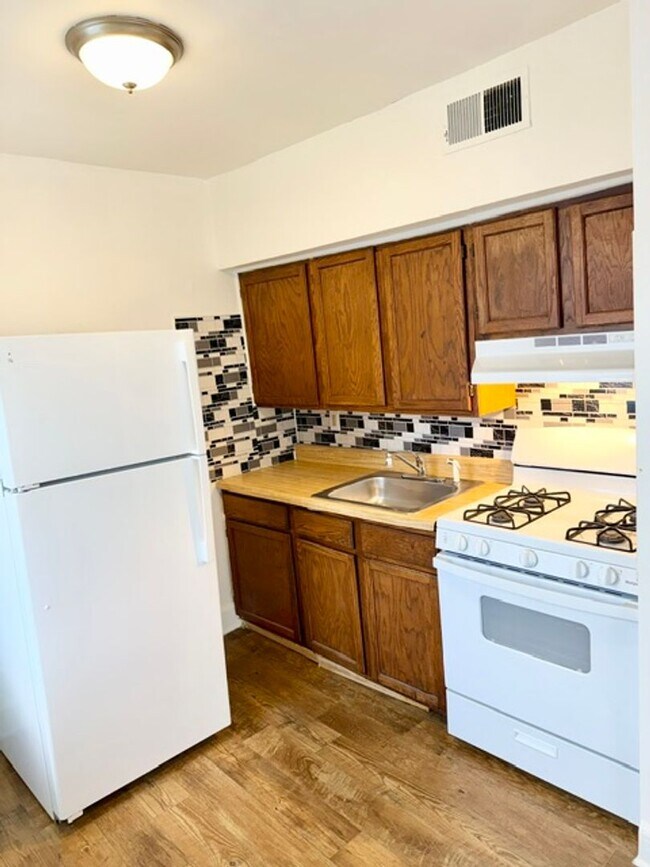 Building Photo - 1 Bedroom, Coin Laundry, Parking-York City SD