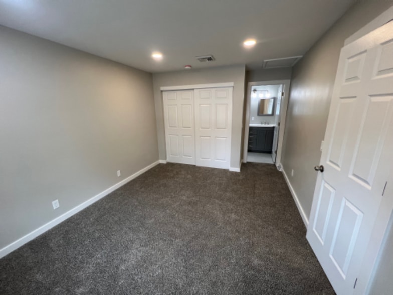 Building Photo - 425 S Oak St