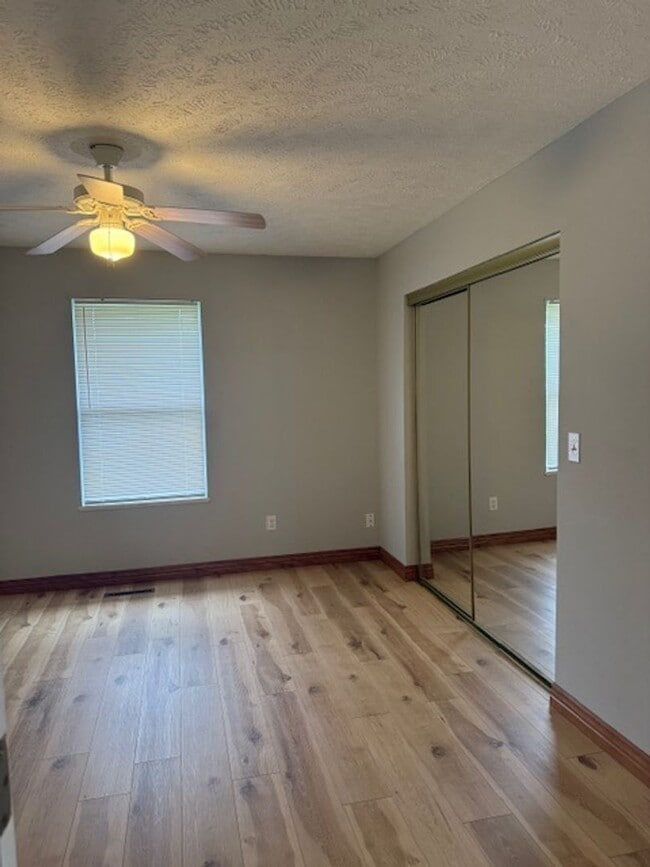 Building Photo - Remodeled Duplex in Ozark!