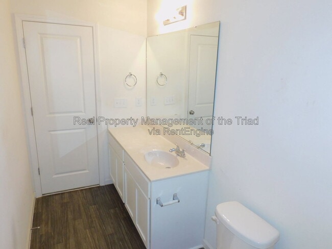 Building Photo - 719 Torbay Dr