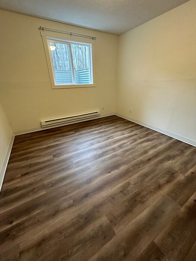 Building Photo - 2 Bedroom, 1 Bathroom apartment Available Immediately