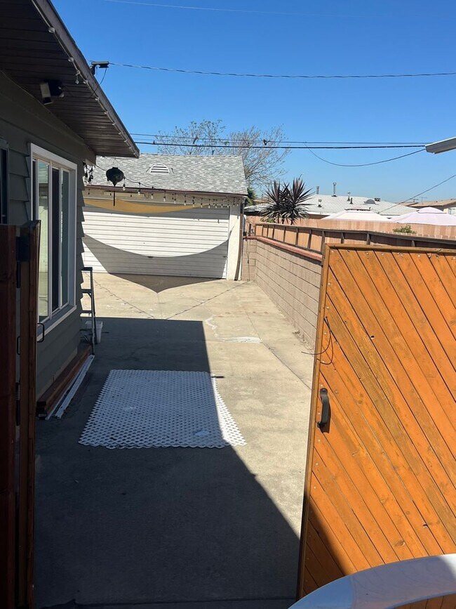 Building Photo - Home with a Cabin Style Family room and backyard Oasis