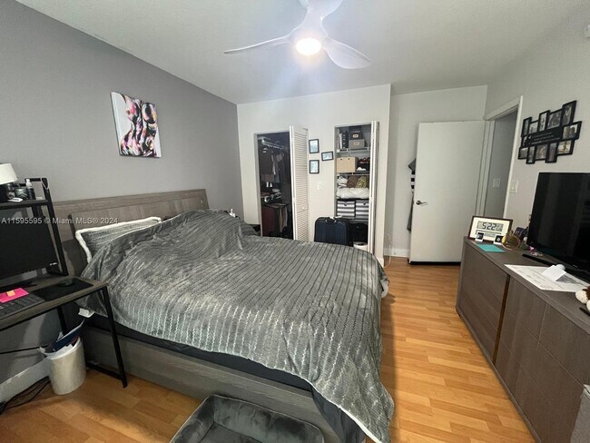 Building Photo - 31 Southeast 5th Street Apt #2310, Miami, ...