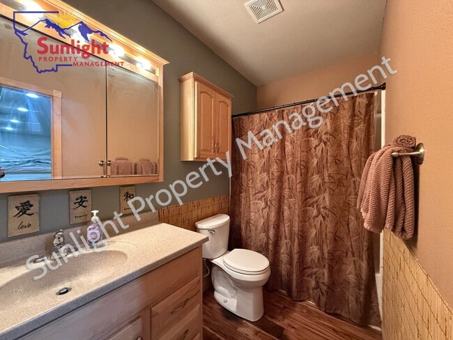 Building Photo - Spacious 5 Bed, 3 Bath Home with Triple Ga...