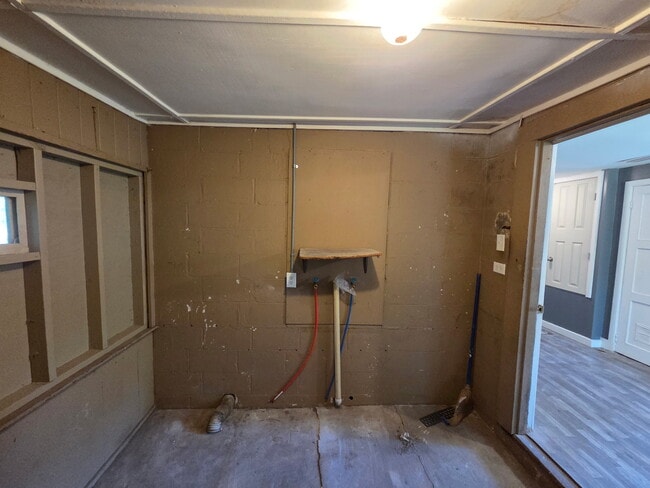 Building Photo - 2866 Edgewood St