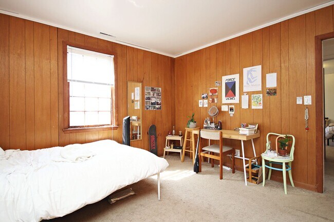 Building Photo - Walkable Top-Floor 2BR Near UVA Grounds, Medical Center & Downtown