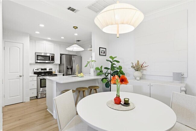 Building Photo - 1501 Barton Springs Rd