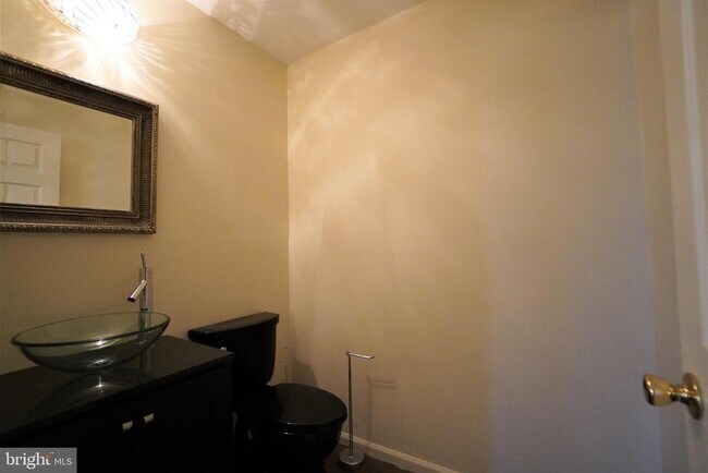 Building Photo - 458 Country Club Dr