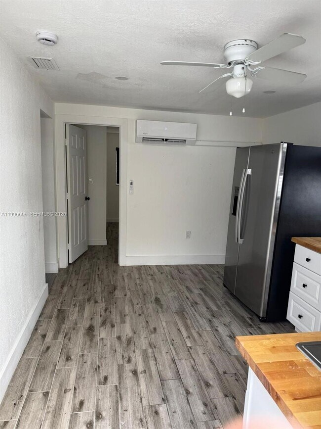 Building Photo - 5420 E 7th Ave