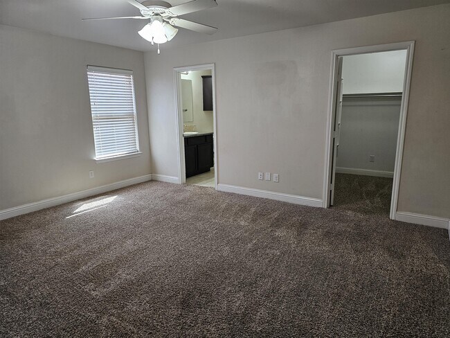 Building Photo - 806 E 93rd St