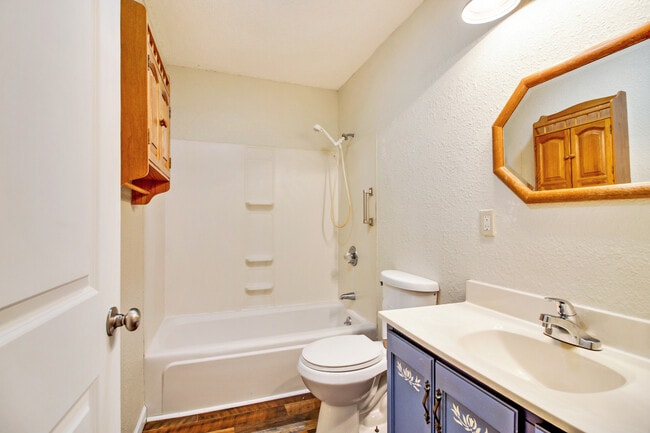 Building Photo - 169 Lakeshire Dr