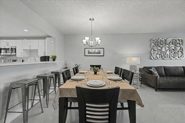 Building Photo - 2701 S Palm Aire Dr