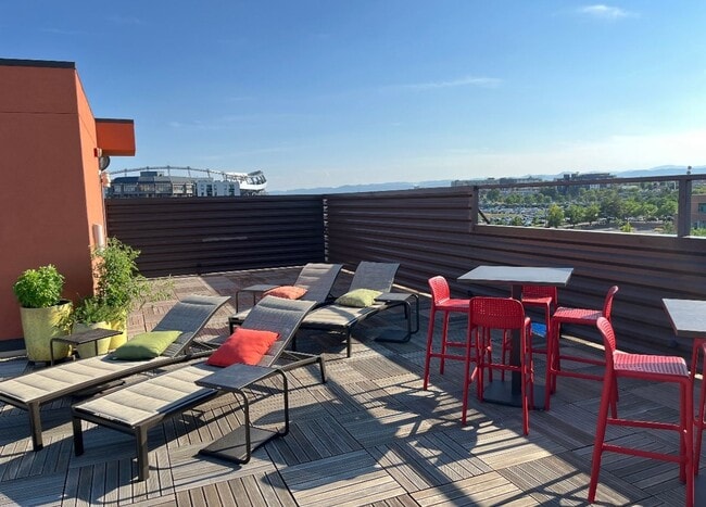 Building Photo - 1 Bedroom Apartment Available In The Heart Of Jefferson Park!