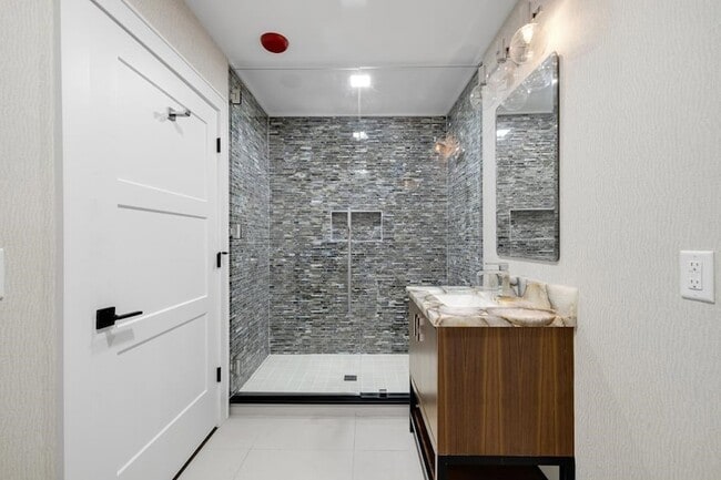 Building Photo - 1281 E Main St