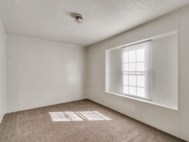 Building Photo - 3bed/2bath Mobile Home Available on 1.3 Acres in Noble!