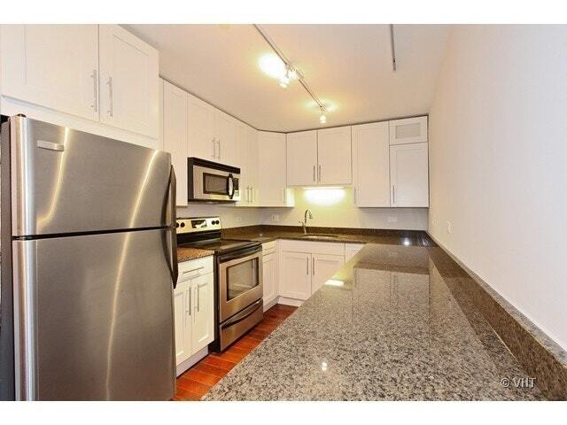 Building Photo - 3033 N Sheridan Rd