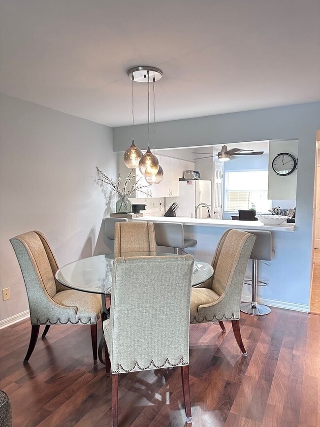 Building Photo - Renovated 1st Floor Seasonal unit in North Naples