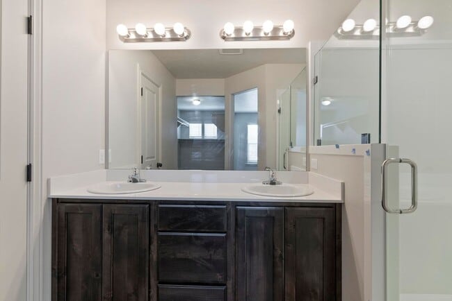 Building Photo - Chic 3 Bed 2.5 Bath Townhome in Spanish Fork!