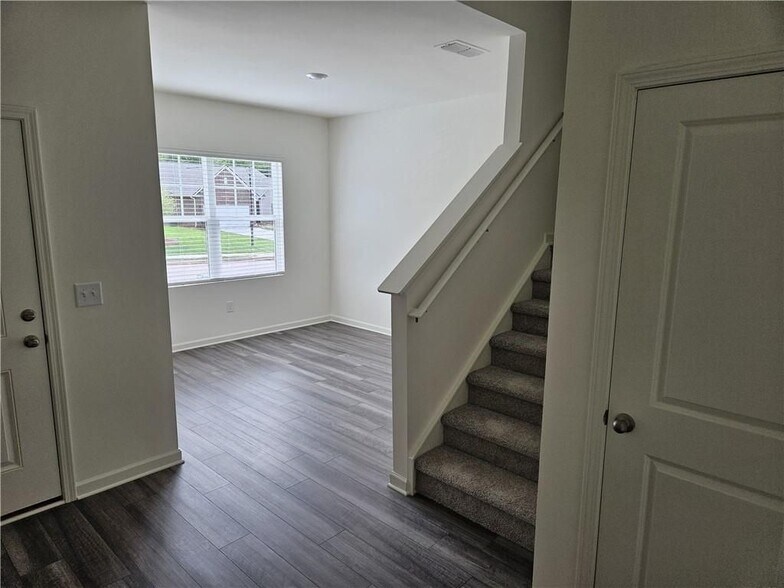 Building Photo - 326 Silverton Dr