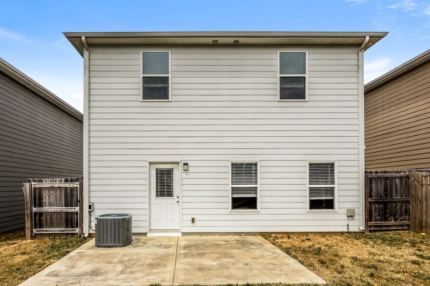 Building Photo - 2240 Lismore Dr