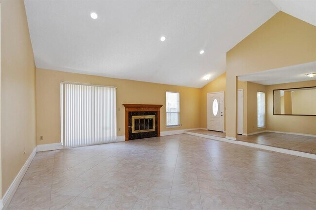 Building Photo - 2007 Highland Hills Dr
