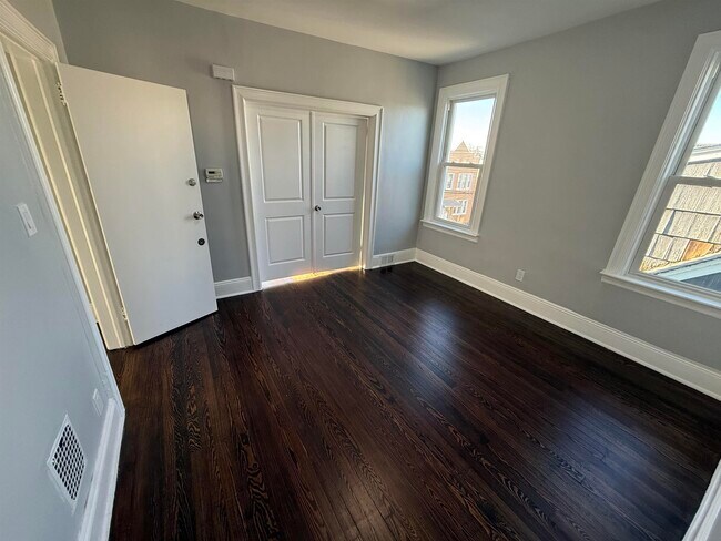 Building Photo - 308 Pearsall Ave