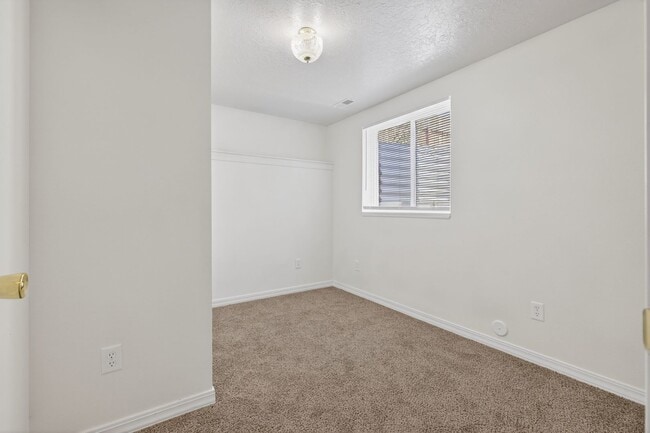 Building Photo - HUGE 6 bed 3 bath Home in Pocatello