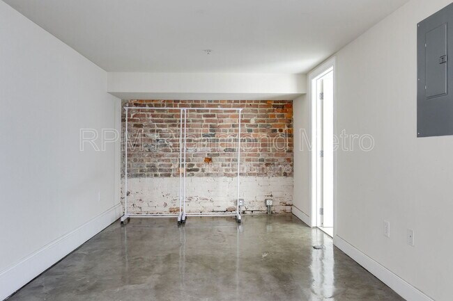 Building Photo - 1321 1/2 E Main St