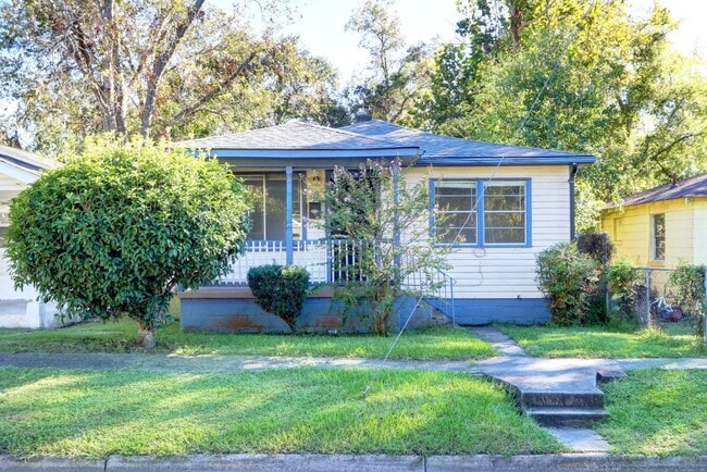 Building Photo - Single Family 2.5 bd, 1 ba close to Forsyth Park, Historic District