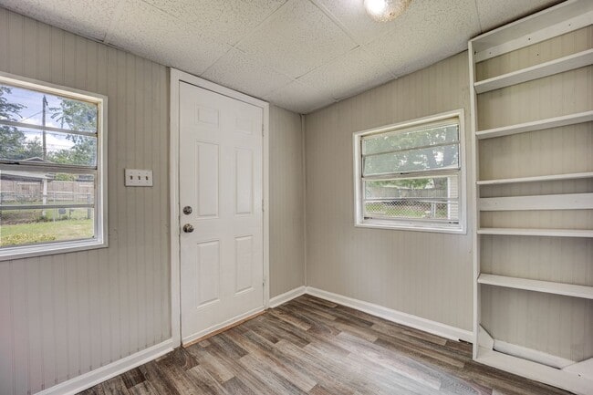 Building Photo - Freshly Updated 3 Bedroom House