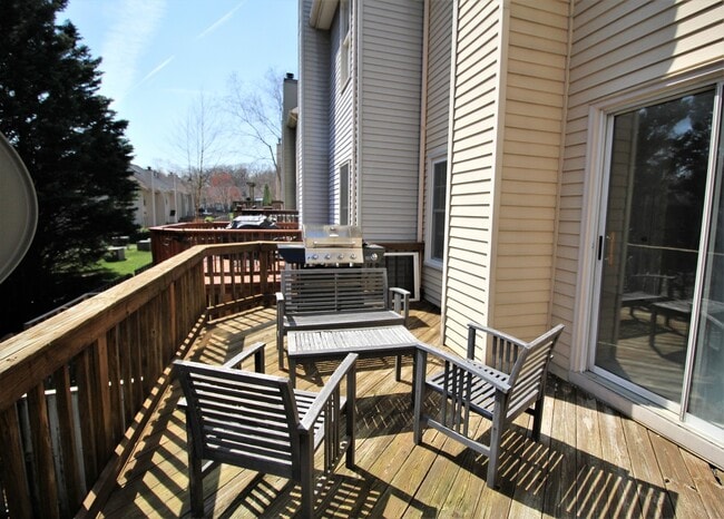 Building Photo - Fabulous Three Bedroom Three Level Townhome in the Heart of Kingstowne!