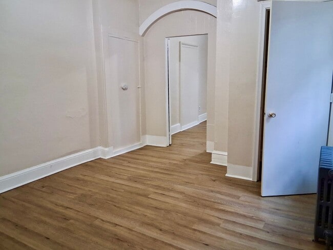 Building Photo - 325 N Laurel St